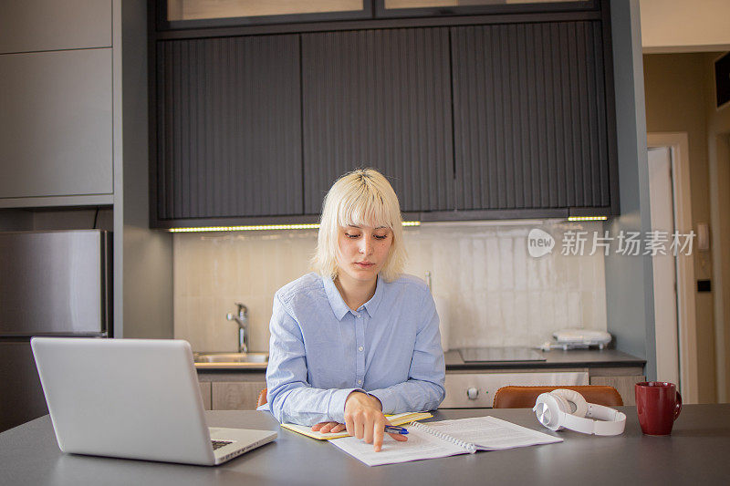 快乐的年轻女子正在网上学习