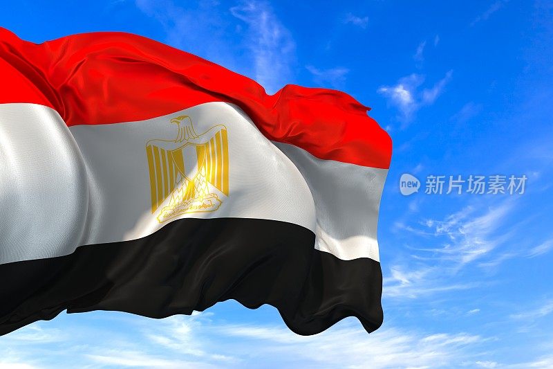 埃及国旗在蓝天上迎风飘扬
