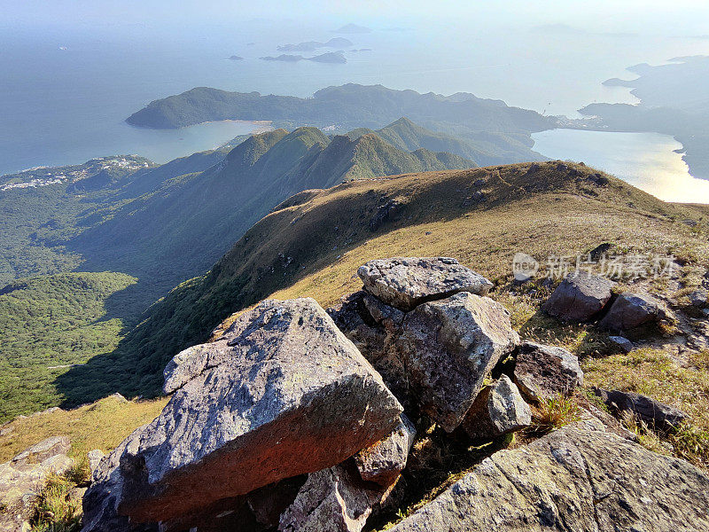 从香港大屿山狗牙岭望向西狗牙岭