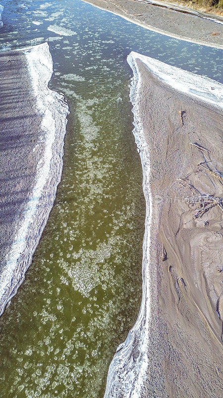 无人机在阿拉斯加冰天雪地上空飞行