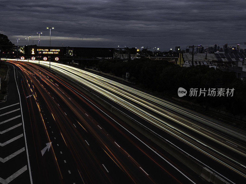 黄昏时分，城市高速公路上交通拥挤