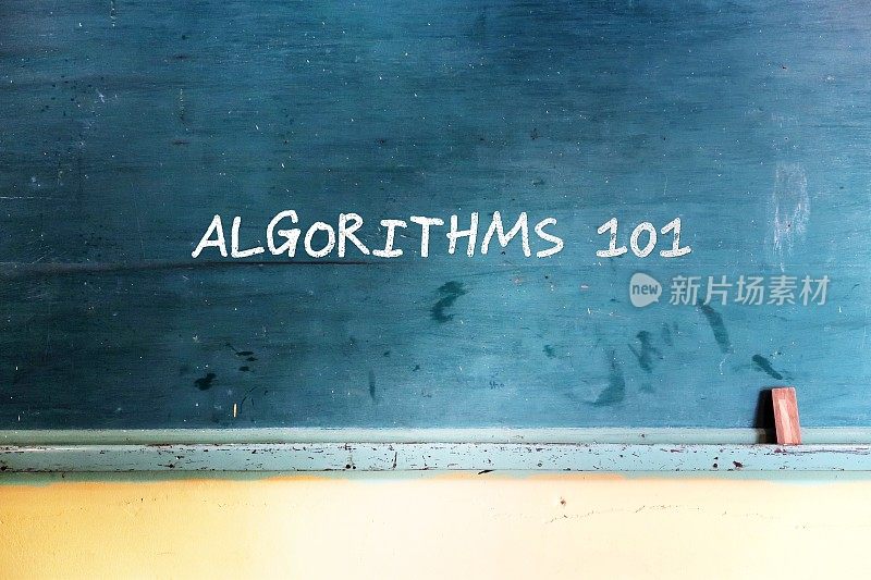 绿色的黑板，黑板上用文字写着ALGORITHMS101，学习理解一个程序或公式对于解决计算机科学和数学问题的重要性的概念