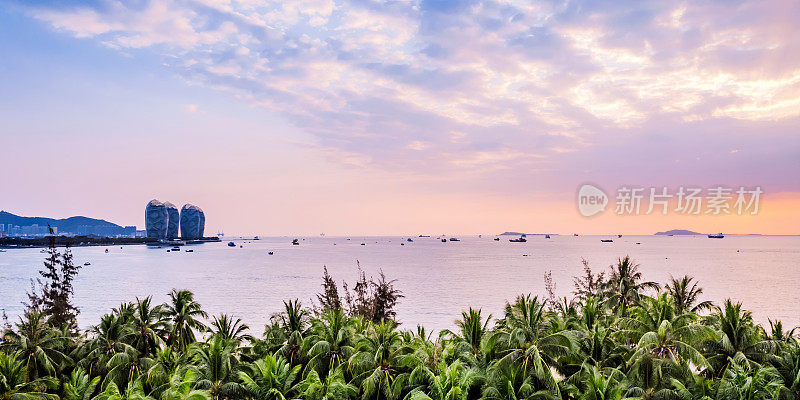 中国海南三亚湾海滨椰林的黄昏景色