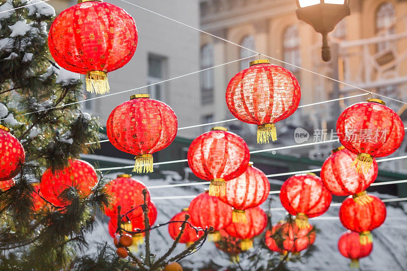 莫斯科特维尔大街上的中国红色圣诞灯笼。特写镜头。2024年中国新年首次在莫斯科举行。