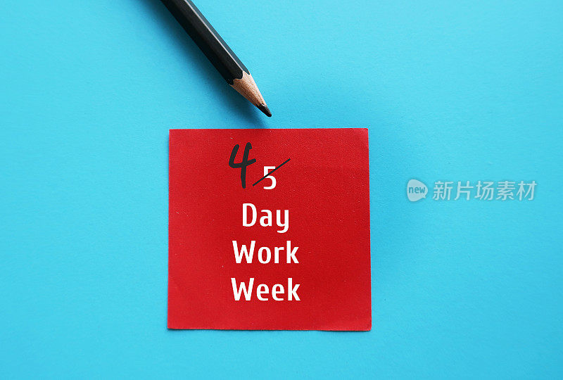 蓝底红注，文字写4天工作周-压缩的工作时间表趋势，员工报告工作，每周4天，提高生产力和更好的工作与生活的平衡
