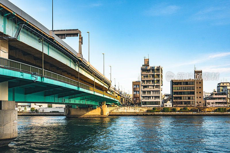 东京高架公路上的景色