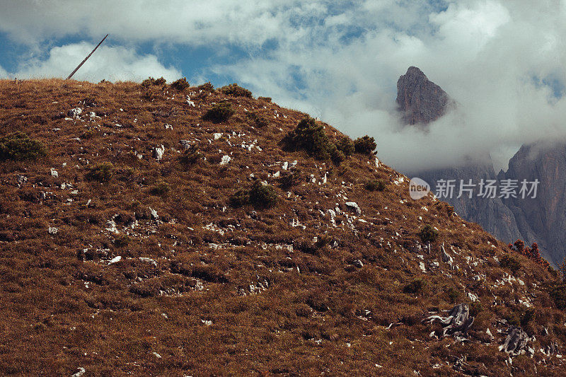 白云石山脉的山景