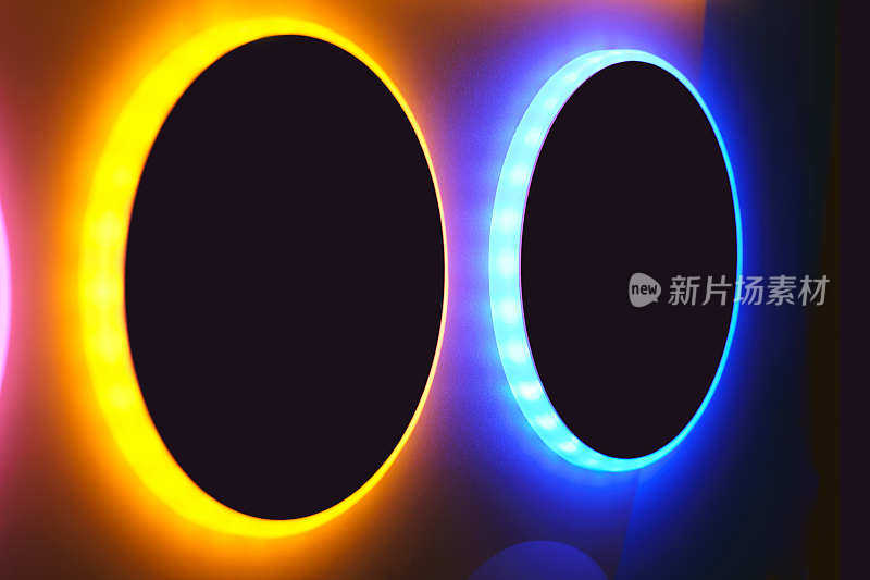 概念现代细节霓虹灯效果与圆形形状的蓝色和黄色与黑色背景