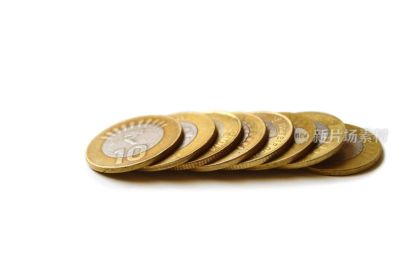 剪出的一堆钱的金色和银色的金属货币硬币排列成一个整齐的重叠层或集或堆栈或排10个10卢比面额的硬币隔离在白色透明的背景与复制空间