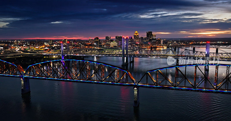 秋天的晚上，从四大桥后面俯瞰肯塔基州路易斯维尔市中心