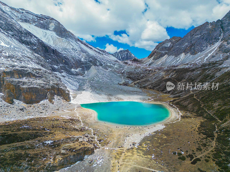 美丽的绿松石湖被称为牛奶湖，亚丁自然保护区五色湖，亚丁风景区位于中国四川稻城