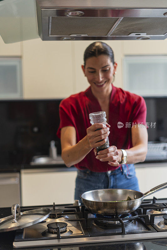 漂亮的成年女人在家里吃午饭