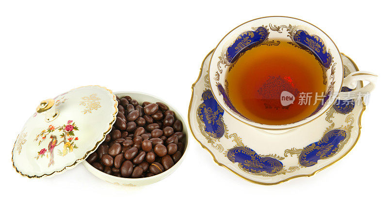 复古瓷杯里装着茶，白色背景上的复古糖果碗里装着巧克力糖浆。拼贴画。