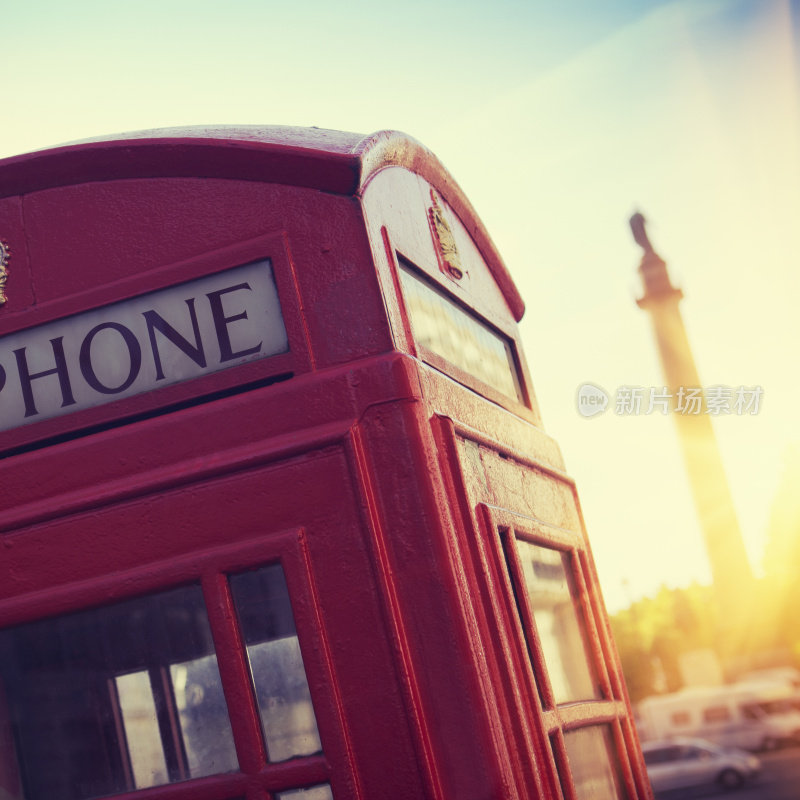 日落时分伦敦大街上的电话亭