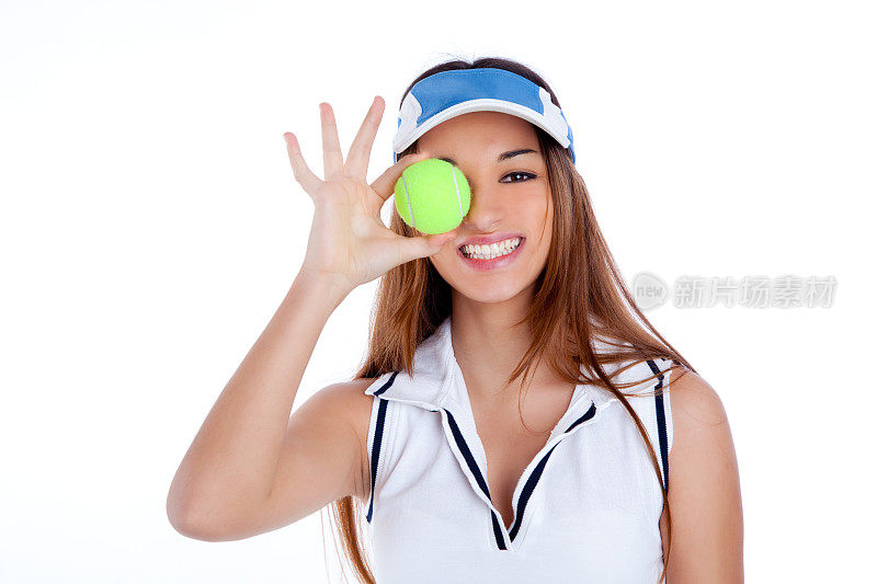 深色头发的网球女孩白色裙子和遮阳帽
