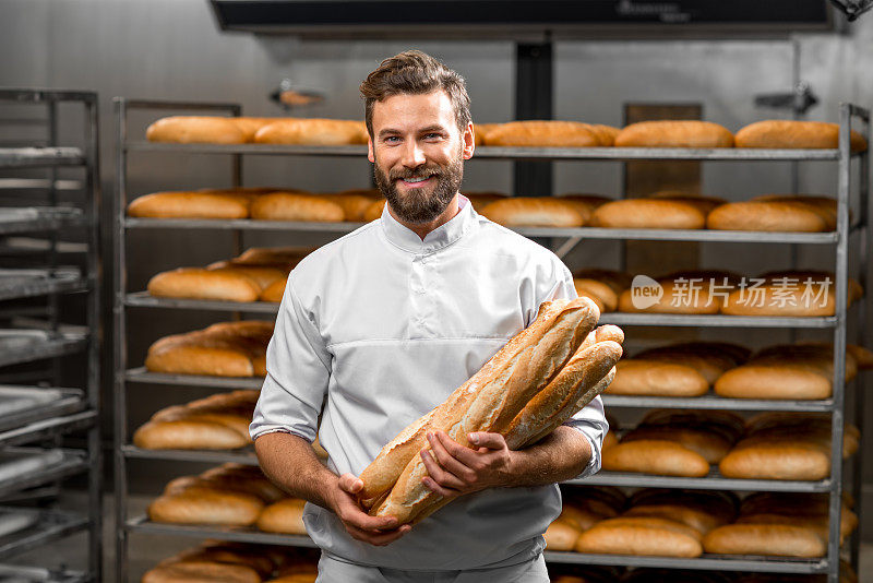 面包师拿着长棍面包