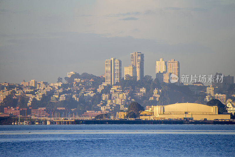 海湾大桥和旧金山市中心天际线，加利福尼亚