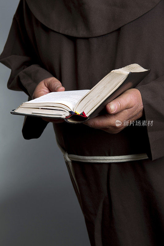 牧师手持祈祷书