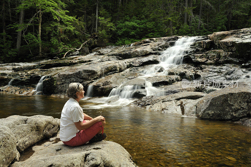 女人和美丽的瀑布，佛朗科尼亚缺口州立公园，新罕布什尔州