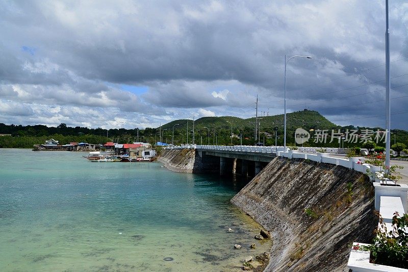 菲律宾保和岛塔比拉兰湾的博尔哈大桥