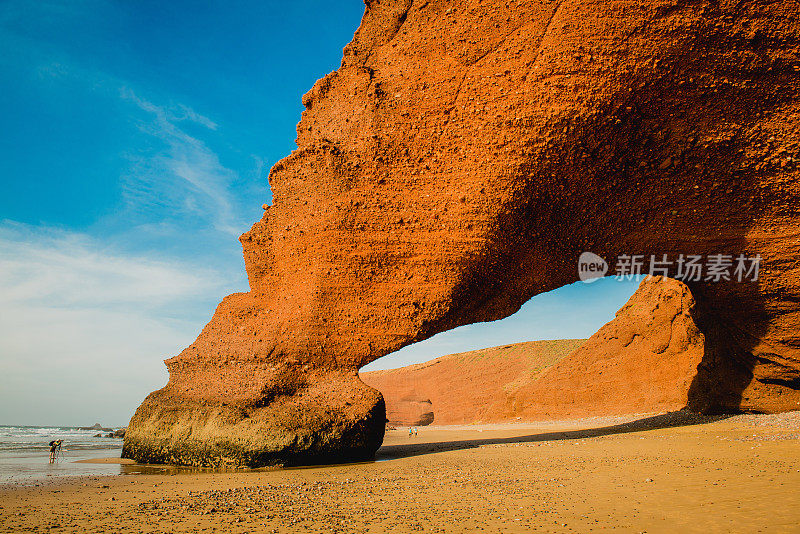 红石拱门，骆驼脚，在亚得里亚海的海岸上，西迪伊夫尼，非洲摩洛哥