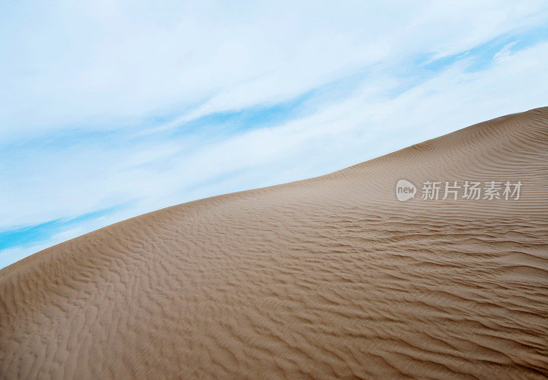 以海浪为背景