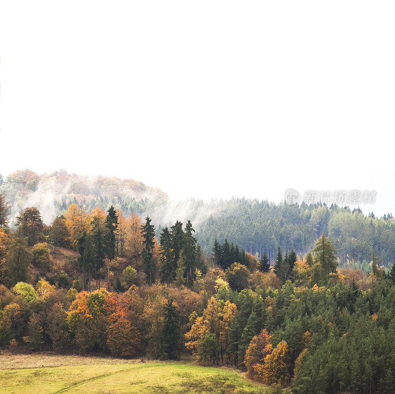 秋季景观以山、田、林、自然为背景，复制空间