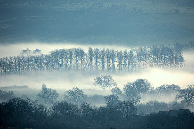 雾蒙蒙的英国约克郡清晨乡间景色