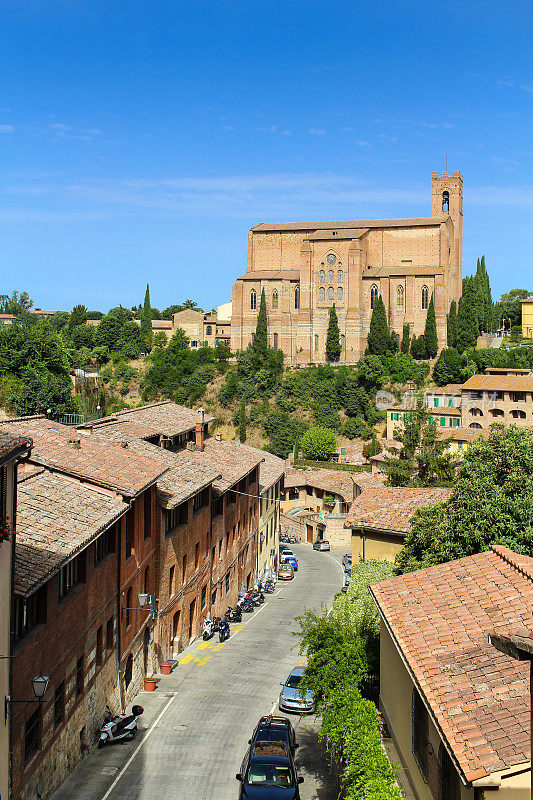 圣多梅尼科大教堂和窄街，锡耶纳，托斯卡纳，意大利。