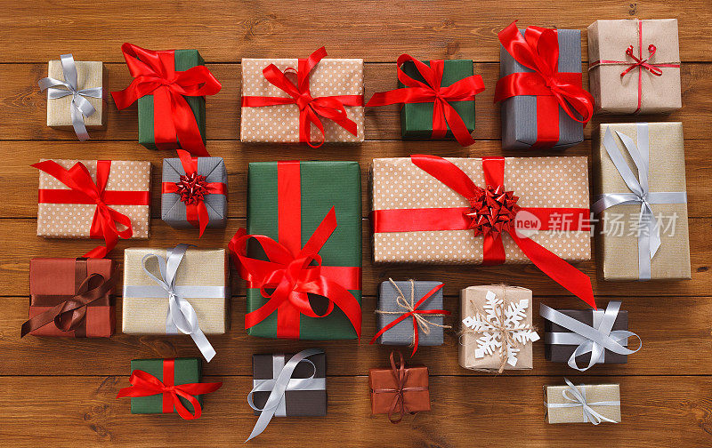 很多木制的礼品盒，纸质的圣诞礼物