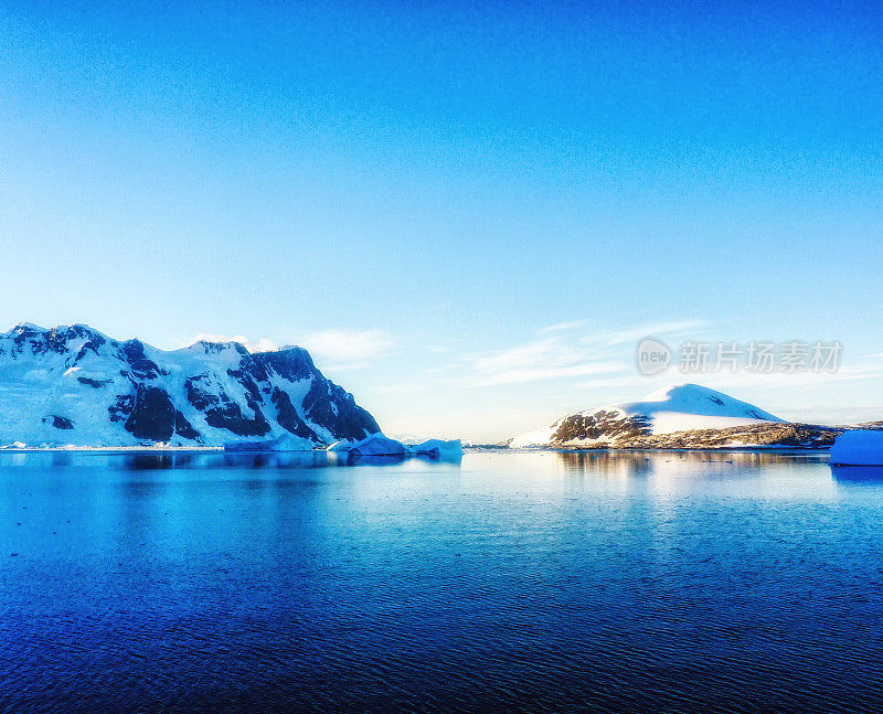 高山映衬着南极洲的蓝天