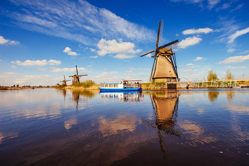 来自鹿特丹海峡的传统荷兰风车。荷兰。
