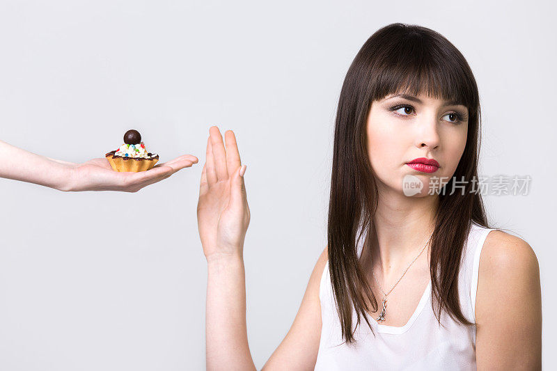 节食女性拒绝吃蛋糕