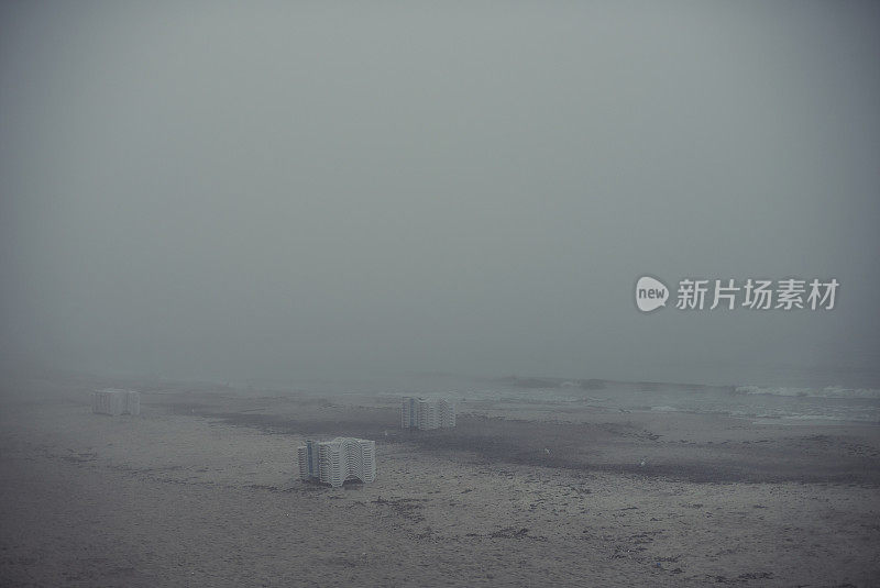 雾蒙蒙的海滩