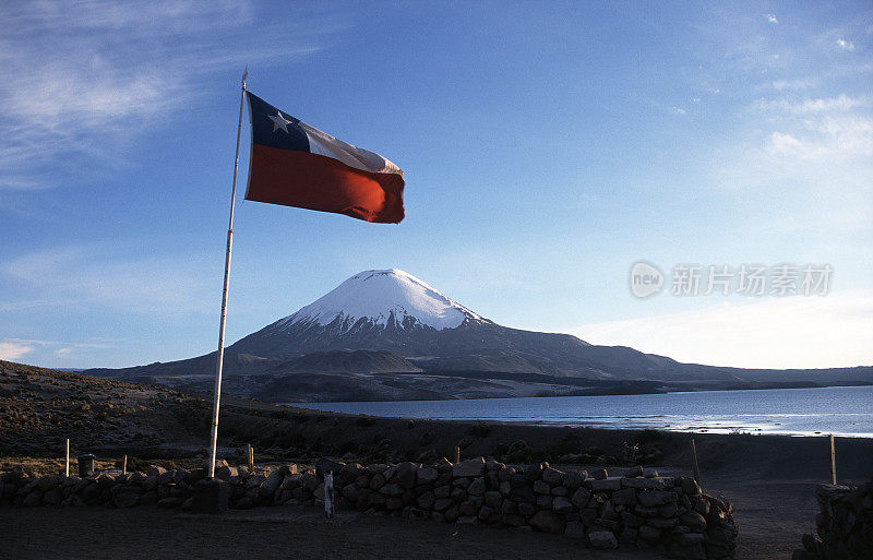 佩利纳科塔火山与智利国旗