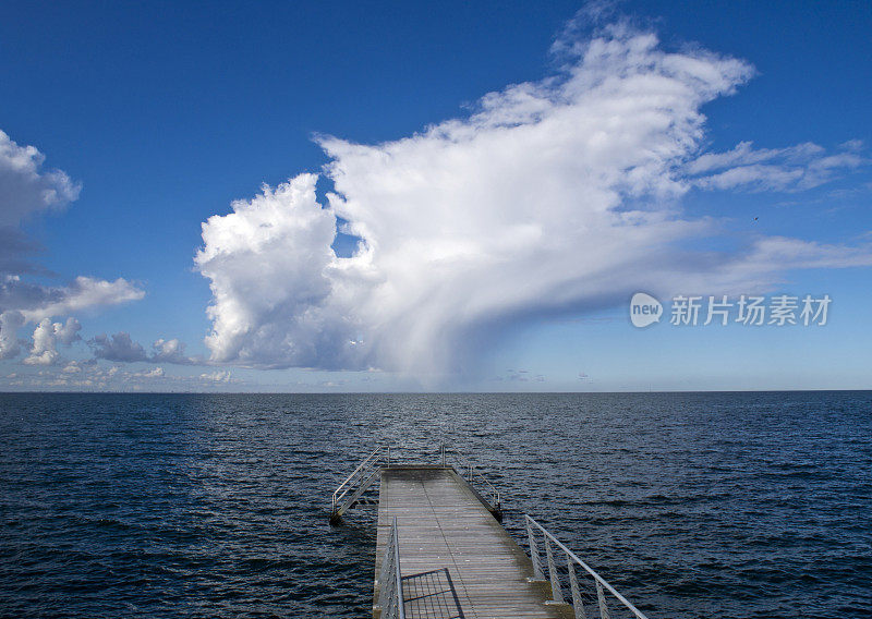 遥远的雨云