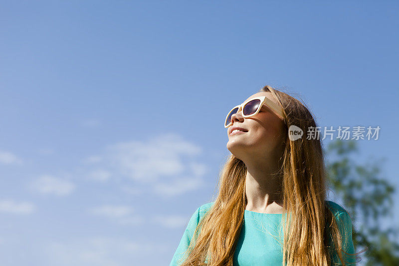 戴着墨镜的漂亮年轻女人