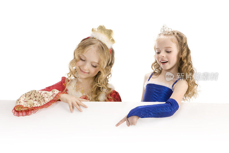两个快乐的小公主展示着这个标志。XXXL