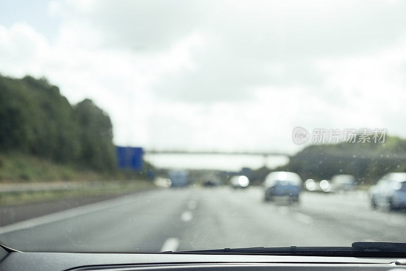 在英国高速公路上的汽车