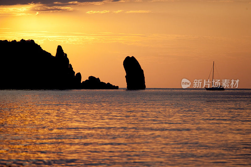 帆船在日落时分