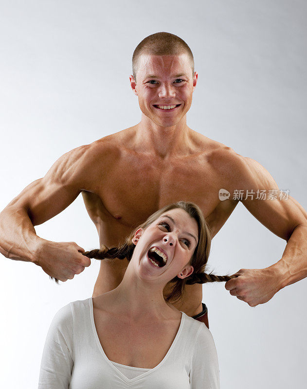 肌肉发达的男人拉着女人的马尾辫