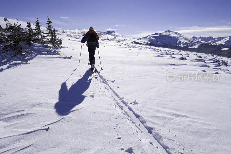 孤独的人在山脊滑雪旅游在山上