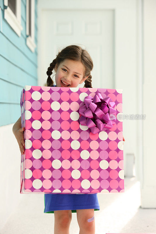 快乐的女孩抱着生日礼物