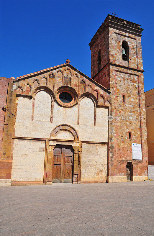 意大利撒丁岛伊格莱西亚斯:圣基娅拉大教堂的石头立面