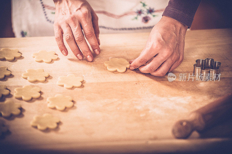 女人烤圣诞饼干