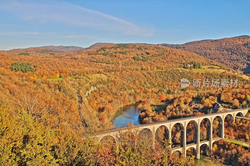 法国罗讷阿尔卑斯石桥，秋天的法国