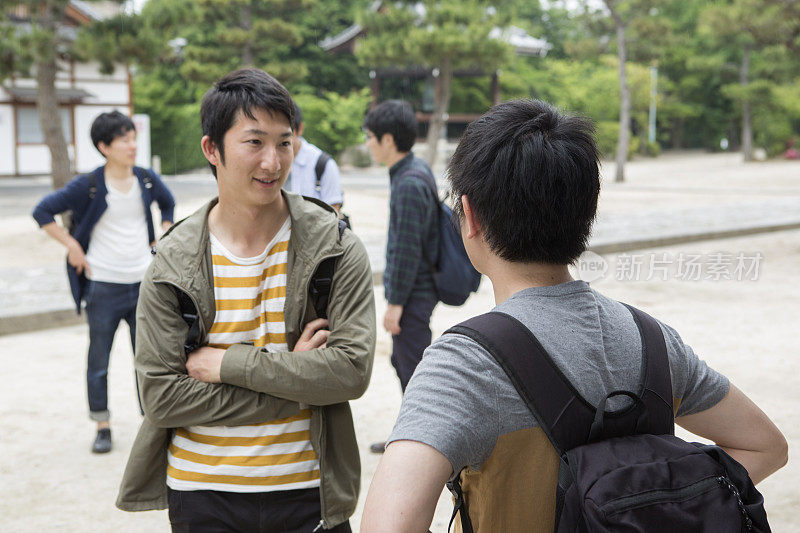 日本学生与朋友同学在日本京都