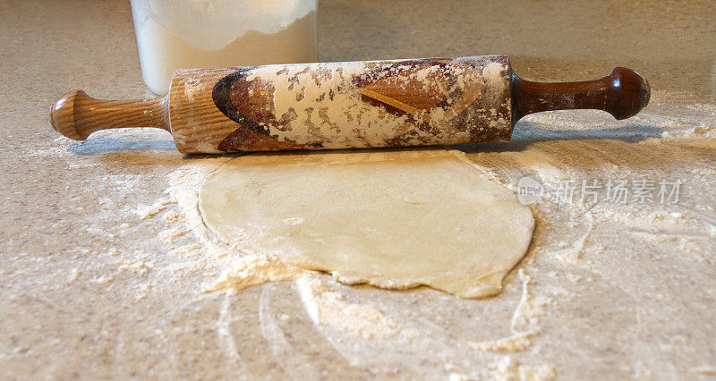 擀面杖，面粉，面团做馅饼。烘焙的背景。