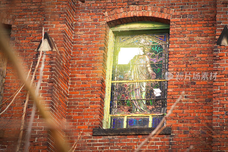 废弃的教堂彩色玻璃窗