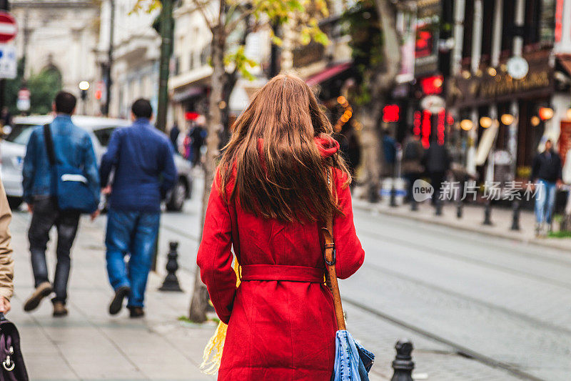 一名妇女走在伊斯坦布尔苏丹艾哈迈德区